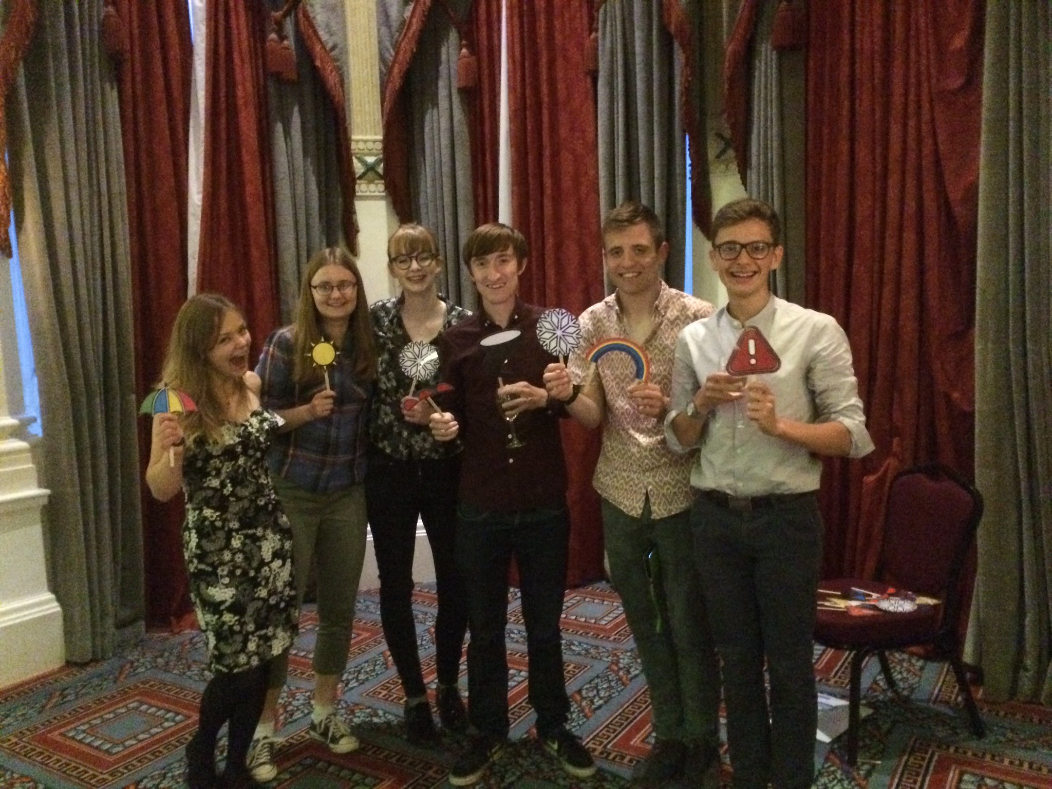 DEkAxGgXkAAmaWE.jpg large