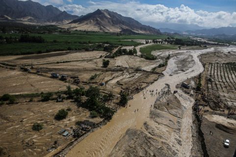 Presidente Kuczynski recorre zonas afectadas por lluvias e inund